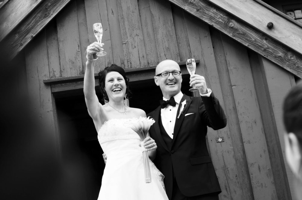 Brudepar heldags bryllup skåle champagne sjampis liljer bukett briller sverresborg folkemuseum svart hvitt portrett